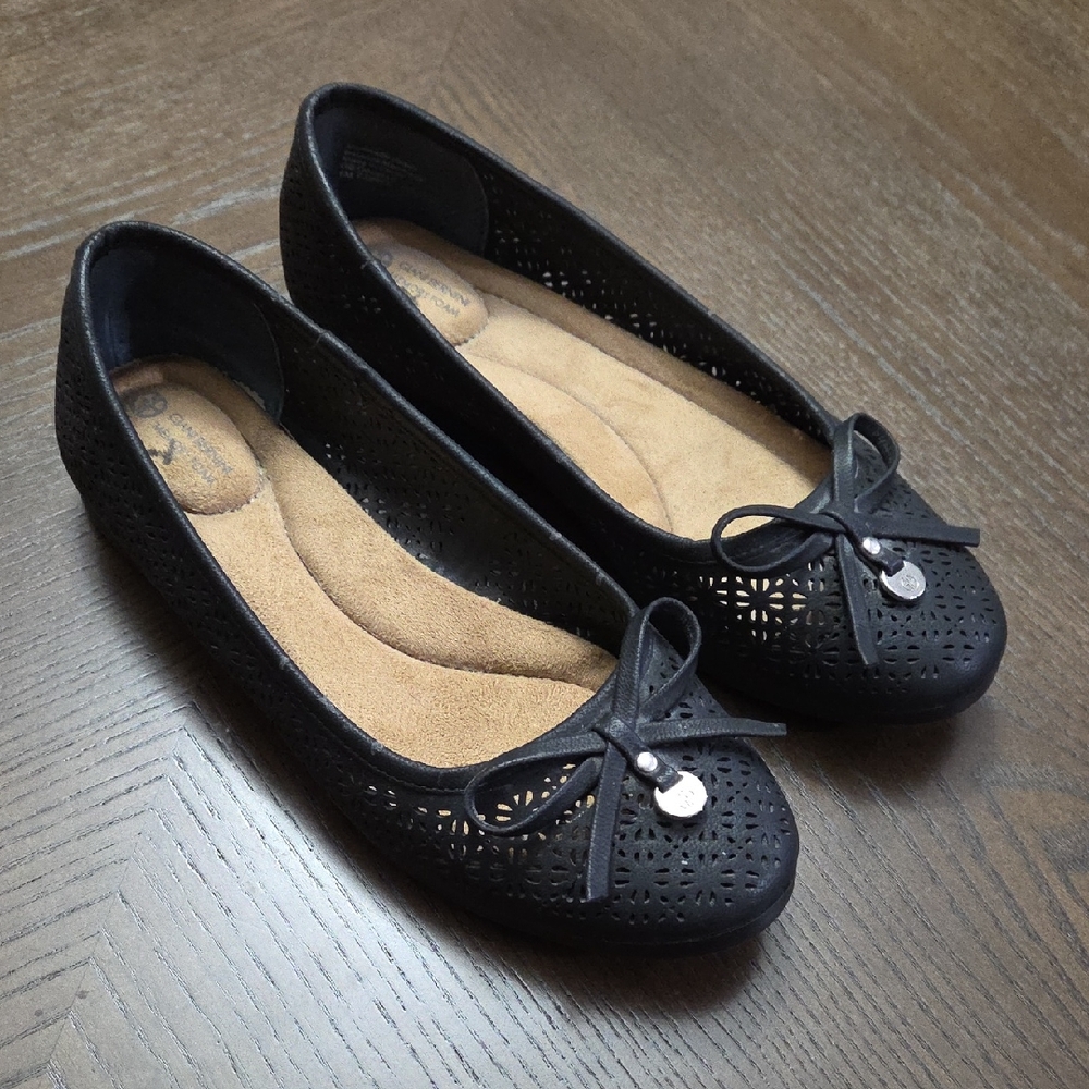 Giani Bernini Black Perforated Flats with Bow Women's Size 6